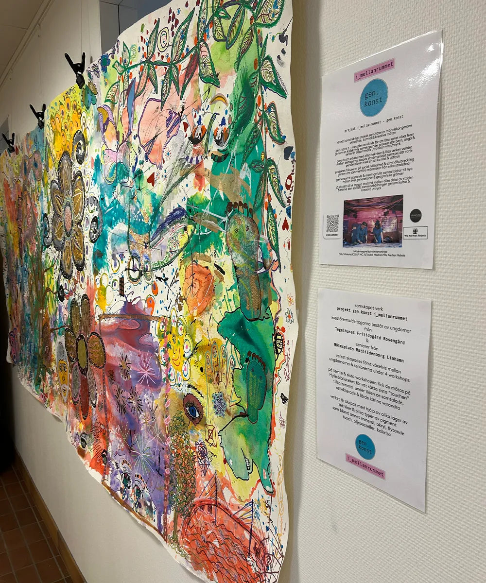 ett stort färgglatt konstverk som hänger på en vägg med skyltar bredvid