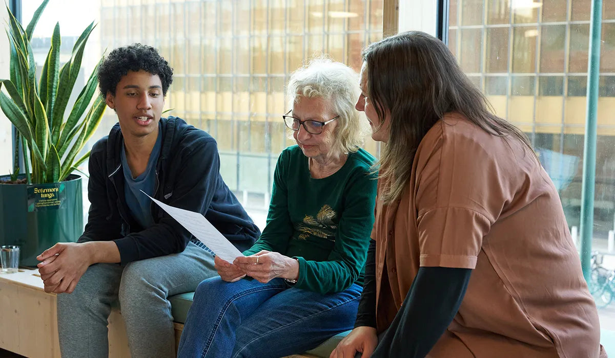 ungdom och seniorer som diskuterar 