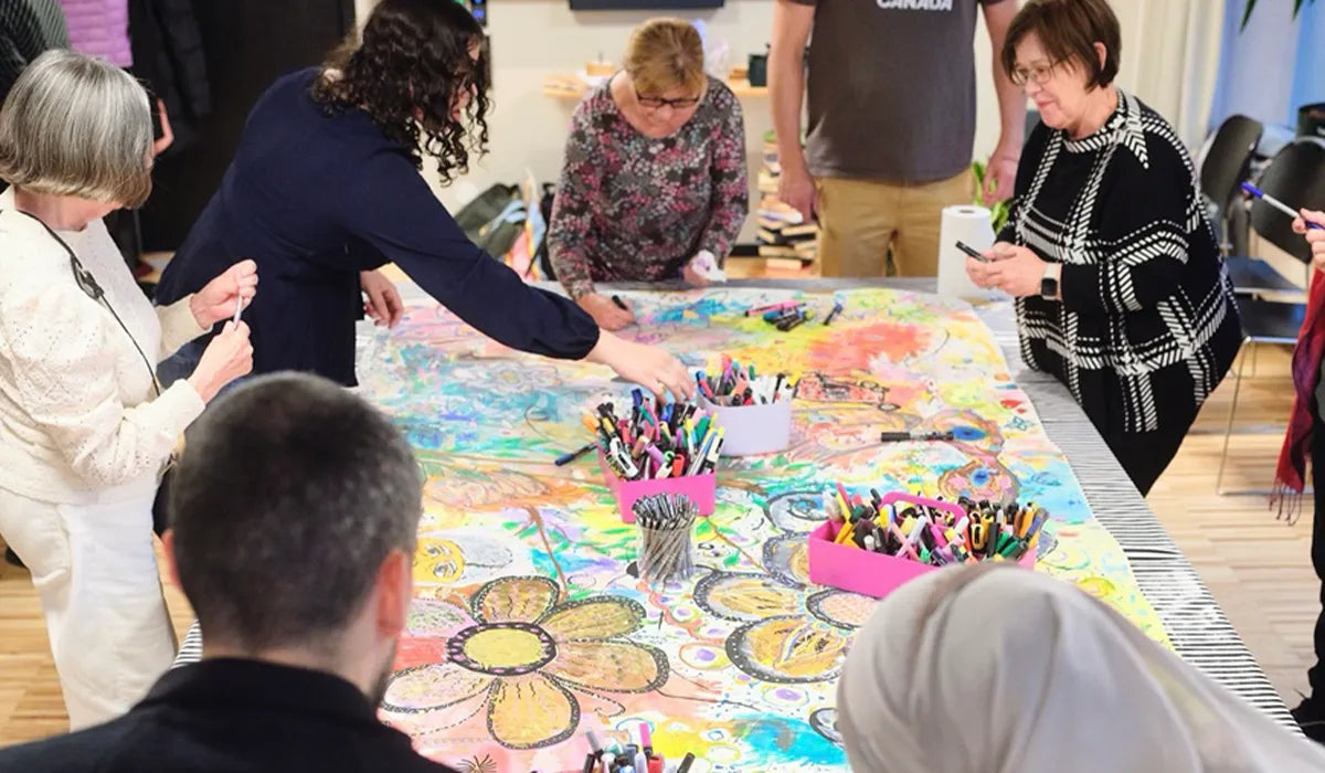 projektet gen.konst där flera äldre deltagare samlats kring ett stort konstverk