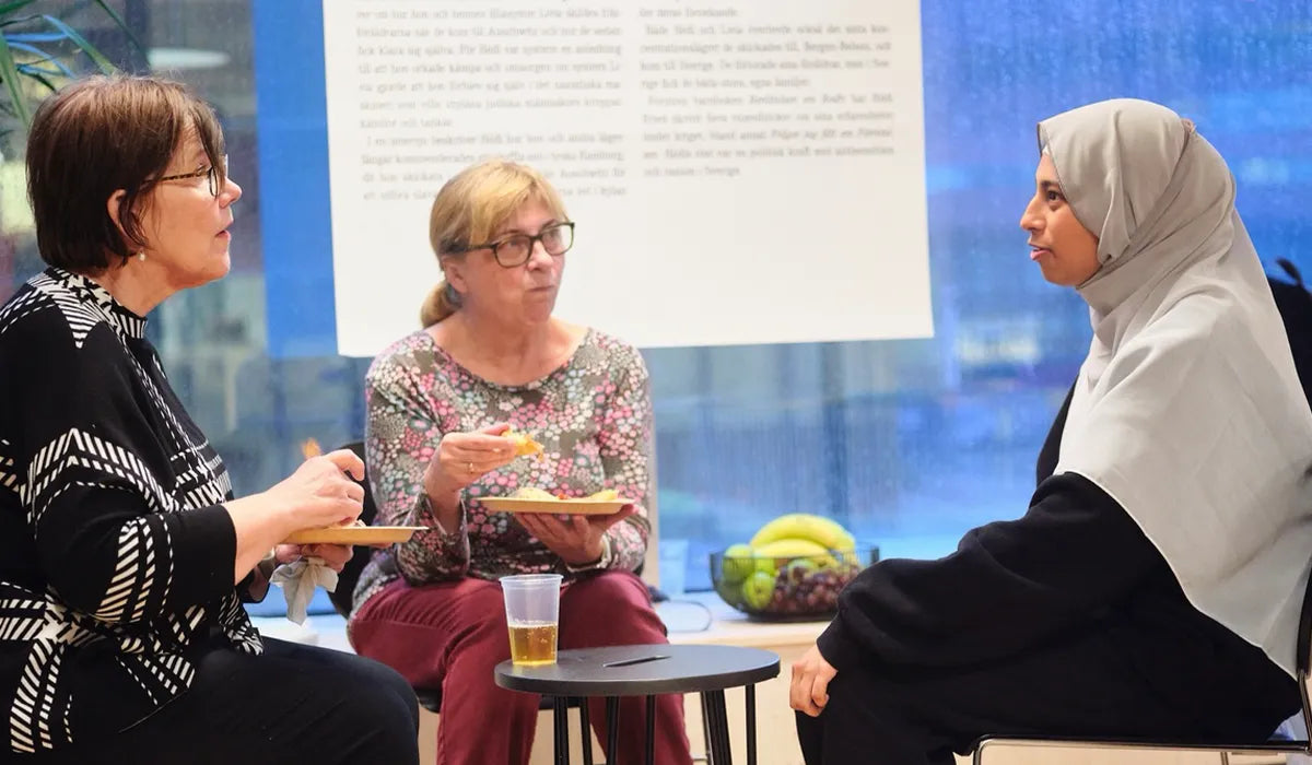 projektet gen.konst med tre kvinnor som diskuterar och fikar