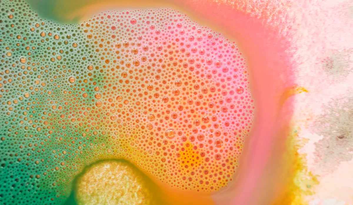 färgat vatten som bubblat och hällts ut på en yta