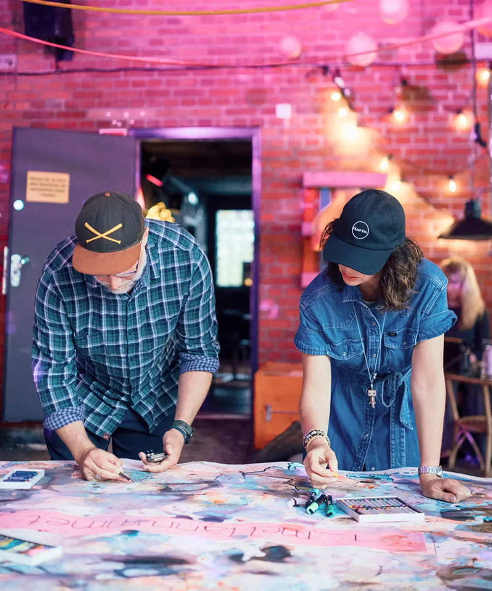 initiativtagarna till i_mellanrummet målar på ett stort konstverk