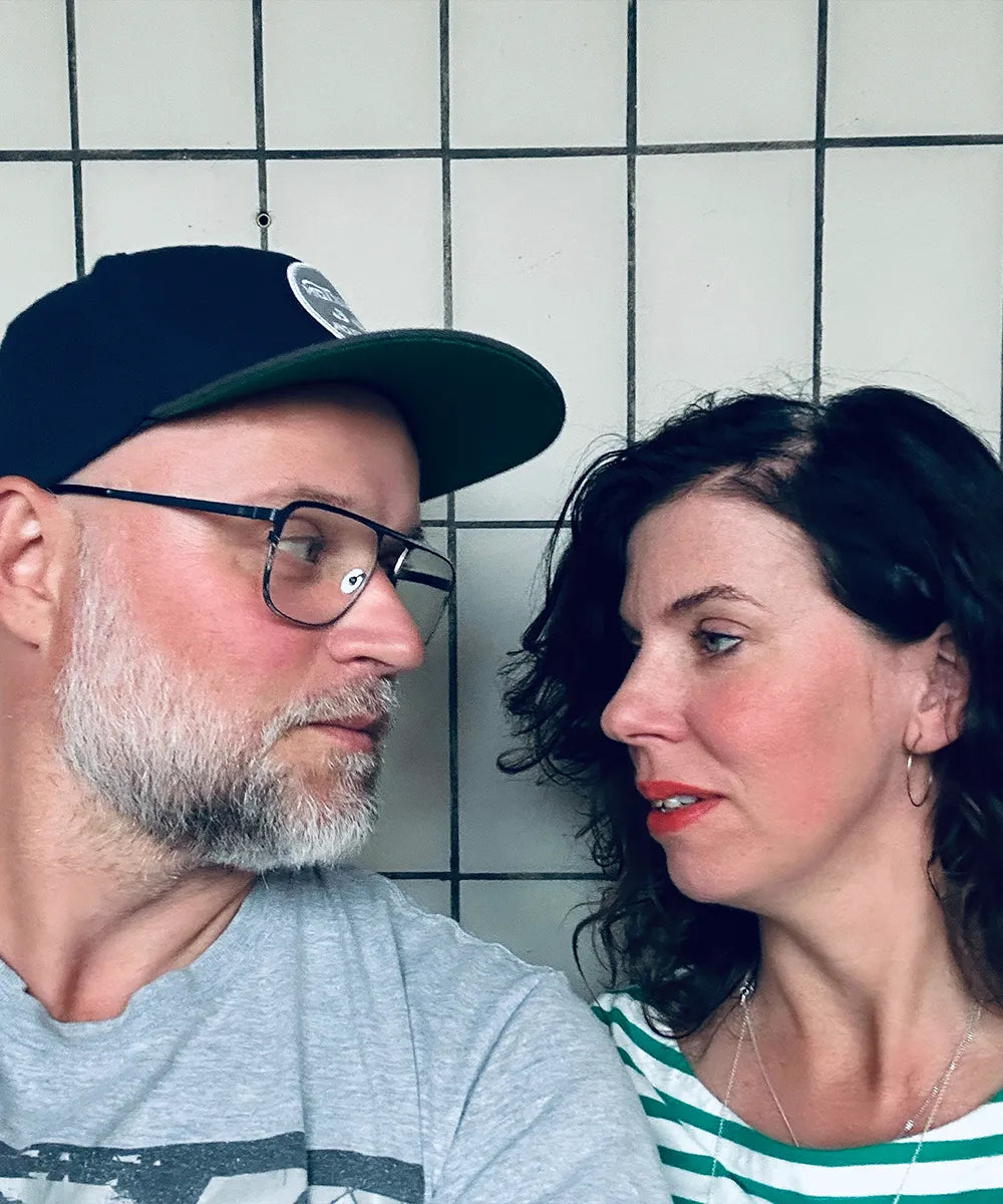 en kvinna som tittar en man med keps i ögonen