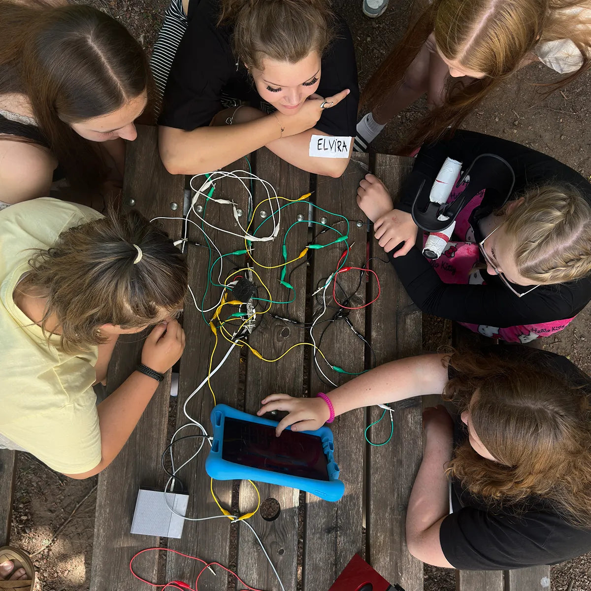 ungdomar som med modulär workshop skapar något digitalt