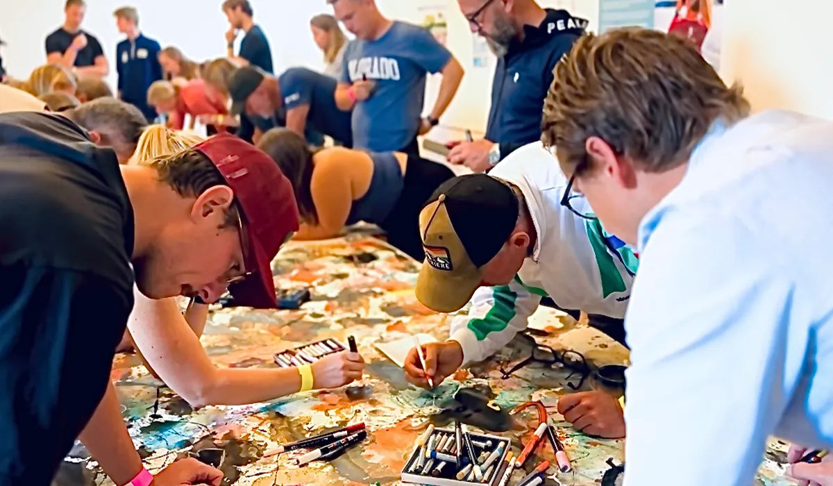 flera personer som är engagerade och intresserade av ett konstverk som de samskapar