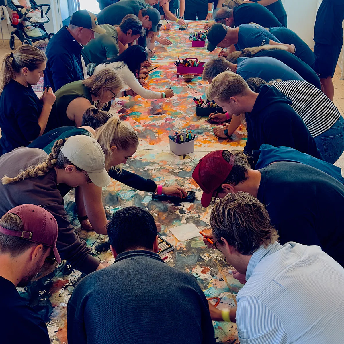 en stor grupp samskapa konst på ett enormt stort bord